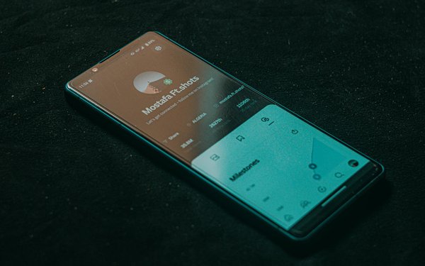 How can edge computing enhance real-time analytics in smart manufacturing?